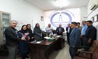 اهدای گل به کارشناسان بهداشت محیط توسط معاون بهداشتی دانشگاه