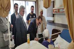 عیادت رئیس‌کل نظام پزشکی کشور از کودک مصدوم حادثه انفجار رشت