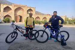 رکاب زنی همکاران معاونت بهداشتی با هدف اطلاعرسانی درباره‌ی بیماری ایدز