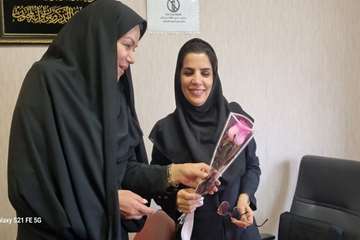 مدیر نظارت و اعتباربخشی دانشگاه با اهدای شاخه گل از پرستاران  اداره پرستاری دانشگاه در آستانه میلاد حضرت زینب(س) تقدیر بعمل آورد