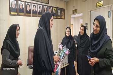 مدیر نظارت و اعتباربخشی دانشگاه با اهدای شاخه گل از پرستاران  اداره پرستاری دانشگاه در آستانه میلاد حضرت زینب(س) تقدیر بعمل آورد